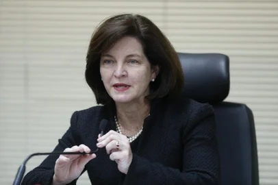 NOVA PROCURADORA-GERAL DA REPÚBLICA CONCEDE SUA PRIMEIRA COLETIVA EM BRASÍLIA

DF - PGR/RAQUEL DODGE/COLETIVA - POLÍTICA - A nova procuradora-geral da República,   Raquel Dodge, fala à imprensa, em   Brasília, após participar de reunião   com os ministros Raul Jungmann   (Defesa), Torquato Jardim (Justiça) e   Sérgio Etchegoyen (Gabinete de   Segurança Institucional) para discutir   soluções para a crise da segurança   pública no Rio de Janeiro, na tarde   desta terça-feira, 26. Em sua primeira   coletiva após assumir o cargo, Raquel   também falou sobre a Operação Lava   Jato.   26/09/2017 - Foto: DIDA SAMPAIO/ESTADÃO CONTEÚDO

Editoria: POLÍTICA
Local: BRASÍLIA
Indexador: DIDA SAMPAIO
Fotógrafo: ESTADÃO CONTEÚDO