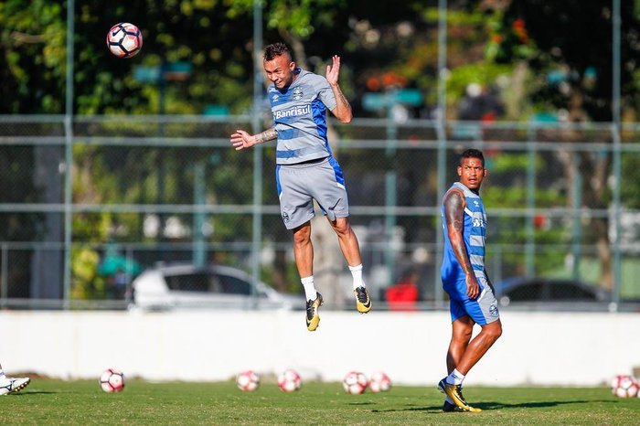 Everton e Arroyo abrem disputa pela vaga que Pedro Rocha deixou aberta no Grêmio