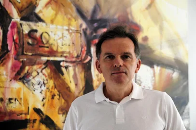  CAXIAS DO SUL, RS, BRASIL, 26/09/2017 - O artista plástico Antonio Giacomin realiza exposição ¿Revisitar¿ a partir dessa quarta-feira, 27 de setembro, na Saccaro do Villagio Iguatemi, em Caxias do Sul. Apresentando a técnica do acrílico sobre tela, as obras retratam uma releitura sobre sua trajetória que conta histórias e provocam memórias afetivas. (Marcelo Casagrande/Agência RBS)