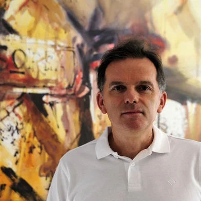  CAXIAS DO SUL, RS, BRASIL, 26/09/2017 - O artista plástico Antonio Giacomin realiza exposição ¿Revisitar¿ a partir dessa quarta-feira, 27 de setembro, na Saccaro do Villagio Iguatemi, em Caxias do Sul. Apresentando a técnica do acrílico sobre tela, as obras retratam uma releitura sobre sua trajetória que conta histórias e provocam memórias afetivas. (Marcelo Casagrande/Agência RBS)