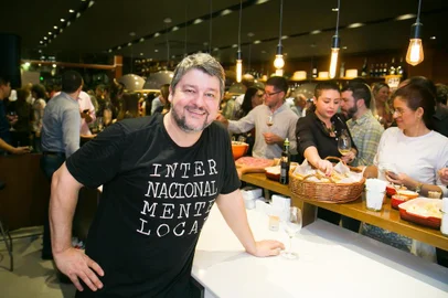  

PORTO ALEGRE, RS, BRASIL, 25-09-2017. Carlos Kristensen. Um Bar & Cozinha tem à frente o chef Carlos Kristensen.  (ANDRÉA GRAIZ/AGÊNCIA RBS)
Indexador: Andrea Graiz