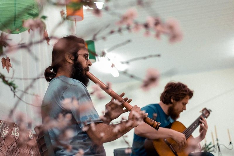 Misturando sonoridades orientais à música latina, o Duo Vento Madeira, formado por Henrique Sulzbacher na flauta shakuhachi e Roberto Pohlmann no violão é o convidado do projeto Dandô.