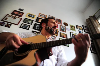  CAXIAS DO SUL, RS, BRASIL, 27/09/2017 - O violonista e harmonicista caxiense Ricardo Biga, que no dia 1º de outubro lança o seu primeiro CD solo, Simple. (Marcelo Casagrande/Agência RBS)