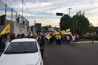 Cerca de 150 pessoas, entre estudantes, professores e servidores dos Correios, fazem um protesto conjunto  em frente ao Monumento ao Imigrante, na BR-116, em Caxias do Sul. Os manifestantes devem permanecer na rodovia até por volta das 19h. Após, devem seguir a pé até a Universidade de Caxias do Sul (UCS)