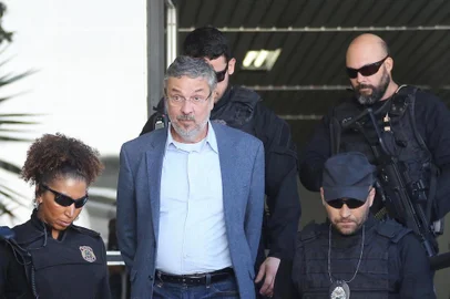 Palocci recebeu R$ 128 milhões, diz procuradora-geralPR - LAVA JATO/35ª FASE/PALOCCI - POLÍTICA - O ex-ministro da Fazenda e da Casa   Civil, Antônio Palocci (c), deixa o IML   (Instituto Médico Legal) de Curitiba   (PR), após realizar exame de corpo de   delito, nesta segunda-feira, 26. O ex-   secretário da Casa Civil, Juscelino   Antônio Dourado, e Branislav Kontic,   que atuou como assessor na campanha de   Palocci em 2006, também fizeram os   exames. Palocci, Dourado e Kontic foram   presos nesta segunda-feira (26) durante   a 35ª fase da Lava Jato.   26/09/2016 - Foto: GIULIANO GOMES/ESTADÃO CONTEÚDOEditoria: POLÍTICALocal: CURITIBAIndexador: GIULIANO GOMESFotógrafo: ESTADÃO CONTEÚDO