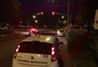 Motorista e passageiro param carro e dormem no meio da Ipiranga