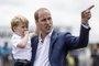  

Britains Prince George is carried by his father Prince William as they visit the Royal International Air Tattoo at RAF Fairford in western England, on July 8, 2016. 
RICHARD POHLE / POOL / AFP

Editoria: HUM
Local: Fairford
Indexador: RICHARD POHLE
Secao: imperial and royal matters
Fonte: POOL
Fotógrafo: STF