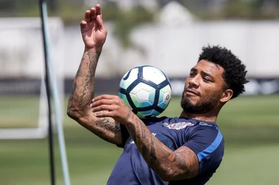 TREINO CORINTHIANSTREINO CORINTHIANS 27.09.2017 Foto: Rodrigo Gazzanel, Kazim, com a bolaEditoria: FutLocal: SÃ£o PauloIndexador: Rodrigo Gazzanel / AgÃªncia CoriFotógrafo: RepÃ³rter FotogrÃ¡fico