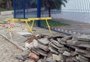 Buraco na calçada impede que moradores entrem de carro em condomínio no Jardim Lindoia
