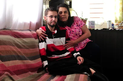  CAXIAS DO SUL, RS, BRASIL, 29/09/2017. O jornalista e radialista Bruno Roberto Caldart, 26 anos, sofre de Doença de Crohn, e sua esperança está em um procedimento cirúrgico com células tronco que pode ser feito em São Paulo. Por ser particular e ter pelo menos dois meses de recuperação, a família de Bruno está fazendo financiamento coletivo para lidar com as despesas. Junto com Bruno na foto, a mãe, Maria Joana Vieira Caldart, 59 anos. (Diogo Sallaberry/Agência RBS)
