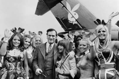 Hugh Hefner, with his then-girlfriend, actress Barbara Benton, and other playmates, arrives in Paris on the Playboy jet in 1970. Stringer/AFP

