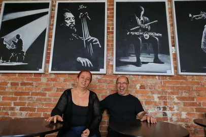  

PORTO ALEGRE, RS, BRASIL - 2017.09.28 - Hélio Flanders + Dingo Bells e Ian Ramil tocam no Café Fon Fon, no último fim de semana de setembro. Na foto: Bethy Krieger e Luizinho Santos, sócios do Café Fon Fon. (Foto: ANDRÉ ÁVILA/ Agência RBS))