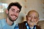  Piero Dutra Vicenzi, estudante do 6º semestre de Jornalismo da UCPel, finalista do Primeira Pauta 2017, com o avô Toni Madruga, de 91 anos, morto no dia 26 de setembro de 2017