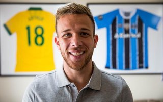 PORTO ALEGRE, RS, BRASIL, 28-09-2017. Arthur Henrique Ramos de Oliveira Melo, mais conhecido como Arthur, é um futebolista brasileiro que atua como volante. Convocação de Arthur para os jogos contra Bolívia e Chile, pelas eliminatórias da Copa, foi uma das novidades na lista de Tite. (FOTO: ANDERSON FETTER/AGÊNCIA RBS)Indexador: Anderson Fetter
