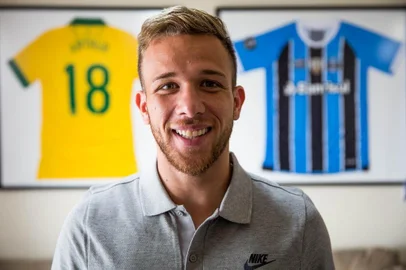  PORTO ALEGRE, RS, BRASIL, 28-09-2017. Arthur Henrique Ramos de Oliveira Melo, mais conhecido como Arthur, é um futebolista brasileiro que atua como volante. Convocação de Arthur para os jogos contra Bolívia e Chile, pelas eliminatórias da Copa, foi uma das novidades na lista de Tite. (FOTO: ANDERSON FETTER/AGÊNCIA RBS)Indexador: Anderson Fetter
