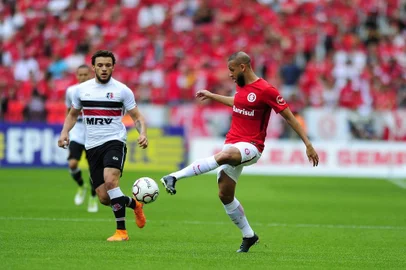 PORTO ALEGRE, RS, BRASIL - Inter e Santa Cruz se enfrentam no estádio Beira-Rio pela Série B do Brasileirão. Na foto, Carlinhos (Carlos Macedo/Agência RBS)
