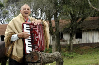  Almanaque - Músico Tradicionalista Adelar Bertussi é tema do documentário da Espaghetti Filmes.