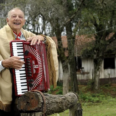  Almanaque - Músico Tradicionalista Adelar Bertussi é tema do documentário da Espaghetti Filmes.