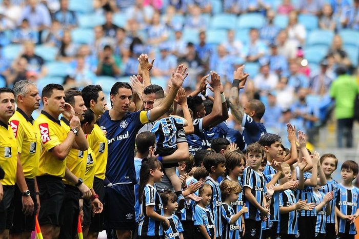 Em vitória do Grêmio, arbitragem teve mais um dia de sorte  em Porto Alegre