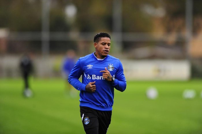 Arroyo volta da seleção equatoriana e deve reforçar Grêmio contra Cruzeiro