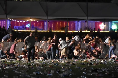 Reported Shooting At Mandalay Bay In Las VegasLAS VEGAS, NV - OCTOBER 01 People run from the Route 91 Harvest country music festival after apparent gun fire was heard on October 1, 2017 in Las Vegas, Nevada. There are reports of an active shooter around the Mandalay Bay Resort and Casino.   David Becker/Getty Images/AFPEditoria: CLJLocal: Las VegasIndexador: David BeckerFonte: GETTY IMAGES NORTH AMERICAFotógrafo: STR