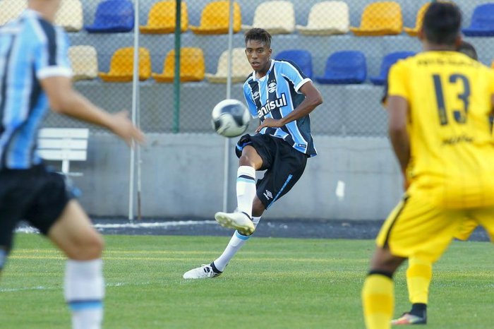 Meia do Grêmio faz piada com o Inter no Twitter: Na semi, só um time cai