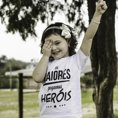 Gabrieli foi diagnosticada com leucemia linfóide aguda, umas das formas mais severas da doença, em abril de 2012, quando tinha dois anos. Moradora de São Sepé, a menina viajava 60 quilômetros toda semana para realizar o tratamento no Hospital Universitário de Santa Maria. Gremista, ela ficou famosa ao imitar a comemoração do centroavante Barcos, em março de 2013. A foto da menina fazendo o gesto de tapar um dos olhos com a mão e erguer o outro punho virou sucesso na internet. Tanto que o jogador visitou a pequena torcedora diversas vezes. Hoje, aos seis anos de idade, Gabrieli Medeiros festeja o fim da quimioterapia, que terminou em novembro de 2015.