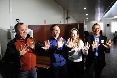  Caxias do Sul, RS, Brasil (30/10/2016) Votação de Daniel Guerra (PRB) no segundo turno das eleições municipais de Caxias do Sul, no Salão Paroquial do bairro Santa Catarina.NA FOTO, Ricardo Fabris de Abreu,  Guerra , a mulher  Andrea Marchetto e (Roni Rigon/Pioneiro).