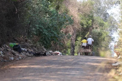  NOVO HAMBURGO, RS, BRASIL - 2017.09.08 - Estrada Porto das Tranqueiras, local onde foram encontradas duas crianças esquartejadas, em Novo Hamburgo. A estrada é utilizada como atalho para chegar ao bairro Feitoria e, também, como descarte de lixo. (Foto: ANDRÉ ÁVILA/ Agência RBS)