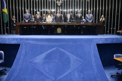 PlenÃ¡rio do Senado Federal durante sessÃ£o solene do Congresso destinada Ã  promulgaÃ§Ã£o da Emenda Constitucional 97, que veda as coligaÃ§Ãµes partidÃ¡rias e cria normas de o dos partidos aos recursos do fundo partidÃ¡rio. Mesa: senador Ciro Nogueira (PP-PI); senador JosÃ© Pimentel (PT-CE); deputada ShÃ©ridan (PSDB-RR); presidente do Senado Federal, senador EunÃ­cio Oliveira (PMDB-CE); deputado FÃ¡bio Ramalho (PMDB-MG); deputado JHC (PSB-AL); ministro das RelaÃ§Ãµes Exteriores, Aloysio Nunes Foto: Jefferson Rudy/AgÃªncia Senado
