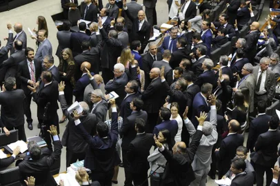  Votação do Projeto de Lei 8703/17, do Senado, que cria Fundo Especial de Financiamento de CampanhaData: 04/10/2017Indexador: LUIS MACEDO