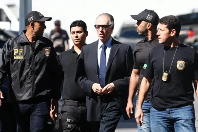 RJ - OLIMPÍADA/RIO-2016/NUZMAN/PRISÃO - POLÍTICA - O presidente do Comitê Olímpico do Brasil (COB), Carlos Arthur Nuzman (c),   é conduzido por policiais ao chegar na sede da Polícia Federal, na Praça   Maua, no centro do Rio de Janeiro, na manhã desta quinta-feira, 05. Nuzman   e o ex-diretor de marketing e comunicação da entidade, Leonardo Gryner,   foram presos pela Polícia Federal nesta manhã. Ambos são investigados na   Operação Unfair Play, um desdobramento da Lava Jato que aponta que houve   compra de votos para que o Rio fosse escolhido como sede dos Jogos   Olímpicos de 2016.   05/10/2017 - Foto: FÁBIO MOTTA/ESTADÃO CONTEÚDO