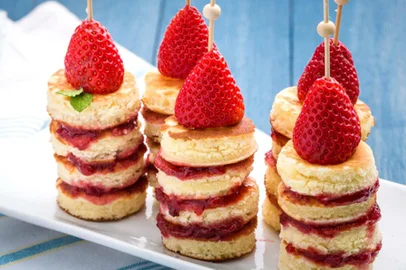 Mini pancakes sem glutén com geleia de morango