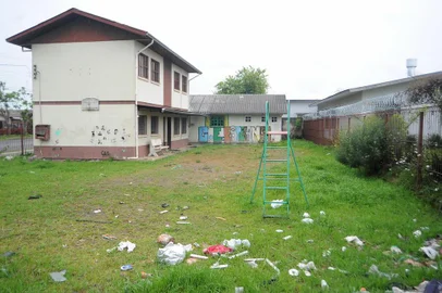  CAXIAS DO SUL, RS, BRASIL 29/09/2017Prefeitura de Caxias dispõe de diversos imóveis abandonados e sem planejamento para utilização. Na foto antiga sede do Centro Educativo Esperança, no loteamento Aeroporto. (Felipe Nyland/Agência RBS)