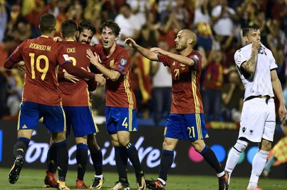 Spains midfielder Isco (3L) celebrates a goal with teammates during the World Cup 2018 qualifier football match Spain vs Albania at the Jose Rico Perez stadium in Alicante on October 6, 2017.  / AFP PHOTO / JOSE JORDAN