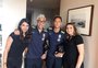 Já em São Paulo, Daniel Alves e Neymar mudam o visual para a partida contra o Chile