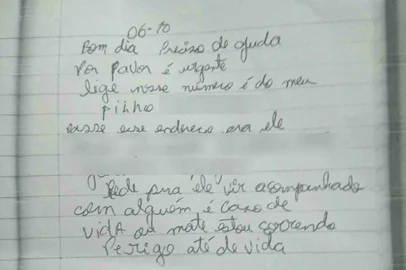 mulher pede socorro em caderno escolar