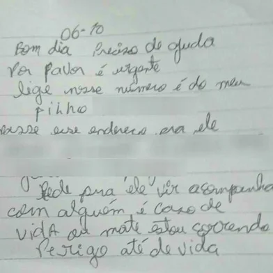 mulher pede socorro em caderno escolar