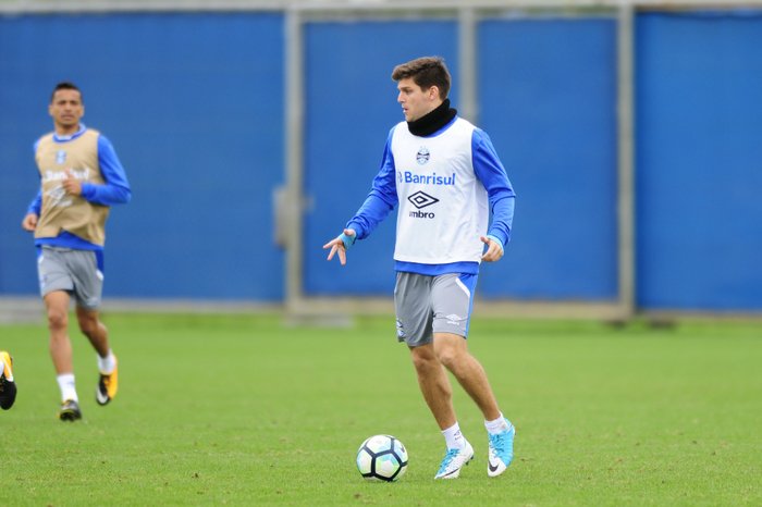 Ramiro e Luan correm em volta do gramado e Kannemann treina normalmente  no Grêmio