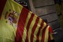  

A protesters holds Spanish and Catalan flags during a demonstration called by Societat Civil Catalana (Catalan Civil Society) to support the unity of Spain on October 8, 2017 in Barcelona.
Ten of thousands of flag-waving demonstrators packed central Barcelona to rally against plans by separatist leaders to declare Catalonia independent following a banned secession referendum. Catalans calling themselves a silent majority opposed to leaving Spain broke their silence after a week of mounting anxiety over the countrys worst political crisis in a generation.
 / AFP PHOTO / PAU BARRENA

Editoria: POL
Local: Barcelona
Indexador: PAU BARRENA
Secao: crisis
Fonte: AFP
Fotógrafo: STR