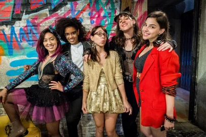 Keyla ( Gabriela Medvedovsk ), Benê ( Daphne Bozaski ), Ellen ( Heslaine Vieira ), Lica ( Maonela Alipert ) e Tina ( Ana Hikari ), malhação, viva a diferença