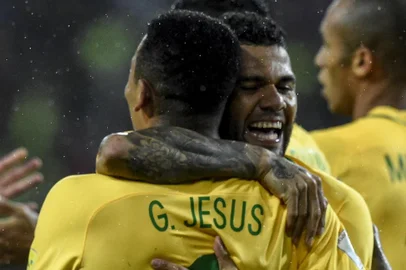  

Brazils Gabriel Jesus (L) celebrates with a teammate after scoring against Venezuela during their Russia 2018 FIFA World Cup qualifier football match, in Merida, Venezuela, on October 11, 2016. 


Editoria: SPO
Local: Mérida
Indexador: JUAN BARRETO
Secao: soccer
Fonte: AFP
Fotógrafo: STF