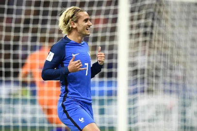  

France's forward Antoine Griezmann celebrates after scoring a goal during the 2018 FIFA World Cup qualifying football match France vs Netherlands at the Stade de France in Saint-Denis, north of Paris, on August 31, 2017. / AFP PHOTO / 

Editoria: SPO
Local: Saint-Denis
Indexador: CHRISTOPHE SIMON
Secao: soccer
Fonte: AFP
Fotógrafo: STF
