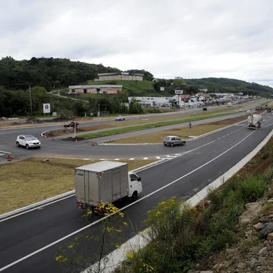  GARIBALDI, RS, BRASIL, 09/10/2017 - Os trabalhos de reformulação do entroncamento da RS-453 com a BR-470, conhecido como Trevo da Telasul, em Garibaldi, estão sendo finalizados. A reformulação do trevo começou no início de setembro do ano passado e prevê a construção de uma rotatória alongada, que deve eliminar as filas de veículos. Ela também foi pensada para se adequar a uma futura duplicação da estrada ou à construção de uma elevada, apontada como a solução definitiva para o entroncamento. O custo é de R$ 7 milhões. (Marcelo Casagrande/Agência RBS)
