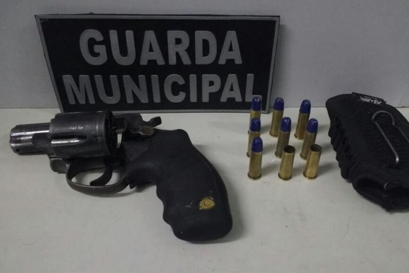 Guarda Municipal flagra homem armado em pátio de escola infantil em Caxias.