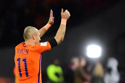 Netherlands forward Arjen Robben acknowledged the fans following their FIFA World Cup 2018 football, Group A, qualification match between the Netherlands and Sweden at the Amsterdam Arena in Amsterdam on October 10, 2017.
The Netherlands failed to reach the 2018 World Cup finals as they could only beat Sweden 2-0 when they needed an unlikely 7-0 victory. Elimination is fresh humiliation for the nation that reached the 2010 World Cup final and the semi-finals four years later, after they also missed out on Euro 2016 qualification. Robben announced that he has retired from the Dutch national team.  / AFP PHOTO / EMMANUEL DUNAND