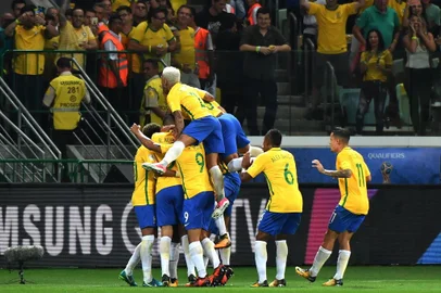  

Brazils Paulinho (covered) celebrates with teammates after scoring against Chile during their 2018 World Cup football qualifier match in Sao Paulo, Brazil, on October 10, 2017. / AFP PHOTO / Nelson ALMEIDA

Editoria: SPO
Local: Sao Paulo
Indexador: NELSON ALMEIDA
Secao: soccer
Fonte: AFP
Fotógrafo: STF