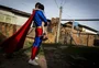Menino que enfrentou tratamento contra um câncer reencontra o super-herói favorito