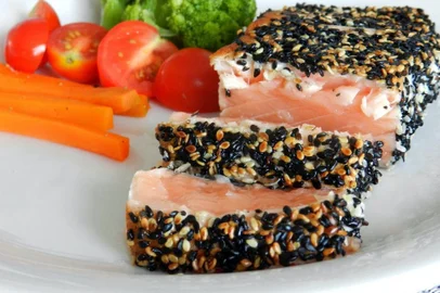 Prepare salmão na crosta de gergelim