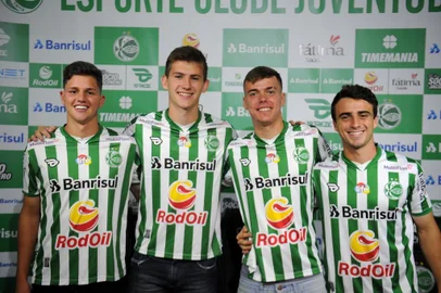  CAXIAS DO SUL, RS, BRASIL 11/10/2017Meninos da base foram convocados para a seleção gaúcha de futebol que vai enfrentar o Uruguai. Na foto da esquerda para direita: Fernando, Odivan, Denner e Arthur Taufer, jogadores convocados para a seleção gaúcha sub-19. (Felipe Nyland/Agência RBS)